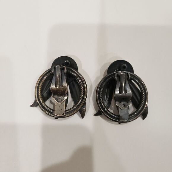 Vintage Antiqued Metal Feather & Ring Clip On Earrings - Picture 2 of 8